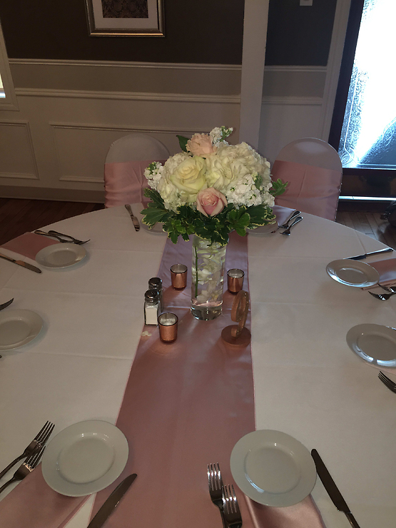 White and pink table arrangement